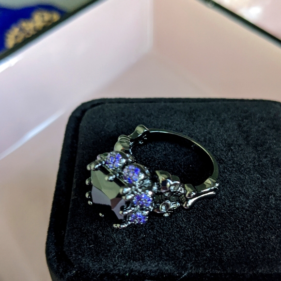 Skull and Crossbones Statement Ring Size 10 - Picture 3 of 12